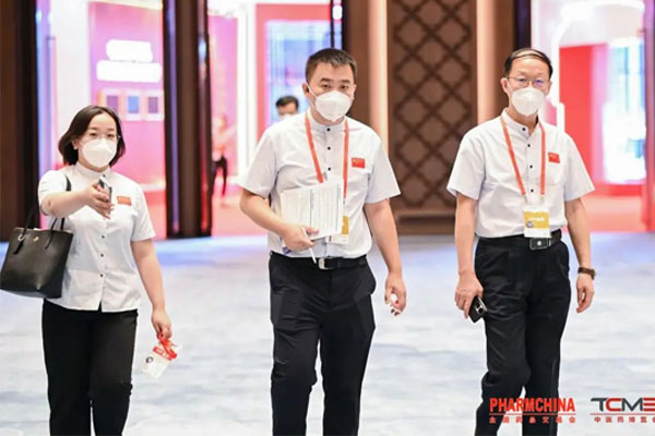 必赢亚洲造药总裁杨连民、执行总裁李昆 必赢亚洲造药总裁杨连民、执行总裁李昆